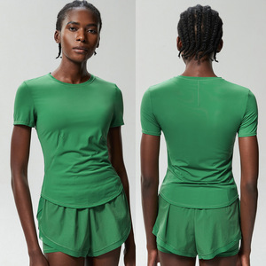 Vente en gros Ensemble 2 pièces d'entraînement pour femmes T-shirt ample à manches courtes et short 2 en 1 à empiècement en maille Ensemble de gymnastique tennis badminton - Product Image 5