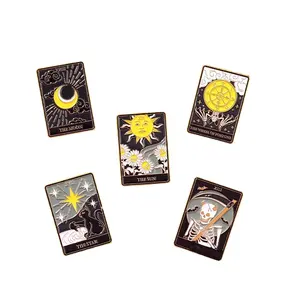 Tarocchi smalto Pin personalizzato sole luna stelle gotico scheletro spille risvolto distintivi borsa Punk Dark Witch Pins Cat Tarot Card Pin