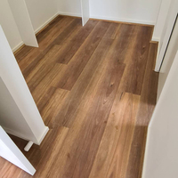 Moderner Wasserfester SPC-Vinylboden mit Klicksystem, Starrer Kern, IXPE-Unterlage, Spotted Gum Hybrid, Verschleißfest, 6mm 7mm 8mm