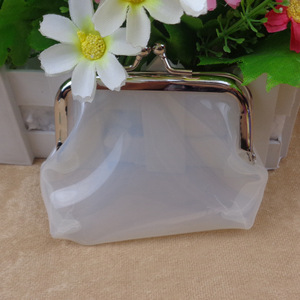 Porte-monnaie transparent minimaliste avec des lignes épurées et un cadre en métal poli, adapté aux situations professionnelles ou décontractées - Product Image 2