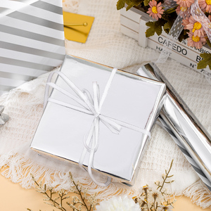 Rouleau de papier cadeau métallisé argenté blanc imperméable pour emballage de fêtes - Product Image 1