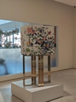 Armoire autoportante haut de gamme de designer avec portes en carreaux floraux peints à la main et cadre métallique élégant pour un rangement luxueux à domicile