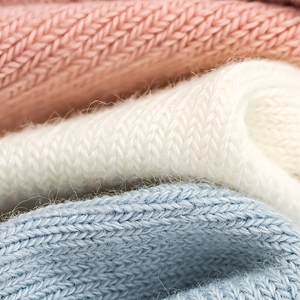 Chaussettes de yoga et de Pilates durables à cinq doigts avec sangle croisée, design à orteils exposés pour un confort optimal, portables et ajustables pour un maintien parfait - Product Image 4