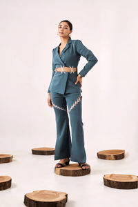 Chemise Blazer Bleue Solide Ornée pour Femme – Haut Décontracté Tendance Élégant pour l'Été – Blouse Chic et Stylée pour le Bureau - Product Image 4