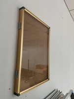 Vitrines verrouillables avec surface en liège/feutre, noyau en carton, porte en acrylique ultra-transparent, cadre en aluminium, certifiées CE