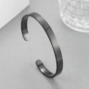 Bracelet en acier inoxydable minimaliste et tendance, ouvert, réglable, anti-allergique, personnalisable avec logo, noms et dates - Product Image 4