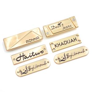 Fábrica Aleación de zinc Oro brillante Logotipo grabado Nombre personalizado Tamaño Metal Ropa Hijab Marca Etiqueta Camiseta - Product Image 1