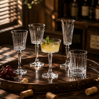 Ensemble de verres vintage à canne verticale cannelée et gaufrée, assortiment de coupes à vin et à champagne, et de verres à whisky pour bar et usage professionnel