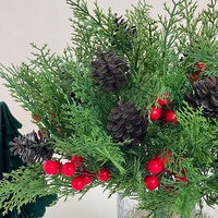 Décoration de Noël transfrontalière : Bouquet de branches artificielles de cèdre et de pin avec baies rouges en mousse plastique, 38 cm, pour intérieur/extérieur