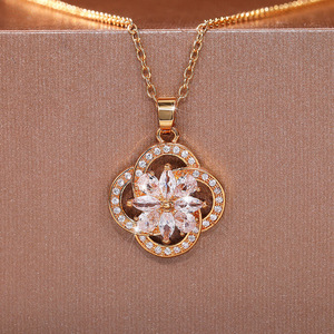 Collana con Ciondolo a Fiore Rosa per Donne, Catena Elegante per Clavicola, Gioiello di Moda Quotidiana - Product Image 2
