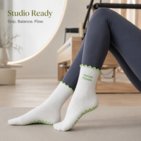 Chaussettes de Pilates personnalisées antidérapantes avec grip en silicone et revers à volants – Fabricant OEM/ODM en marque blanche