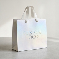 Sac en papier de luxe finition chrome argenté métallisé avec logo personnalisé pour une image de marque technologique haut de gamme
