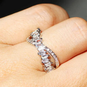 Anillo de Compromiso Q223 para Mujer en Oro Blanco con Diamante Corte Esmeralda y Diamantes Naturales Color D - Product Image 3