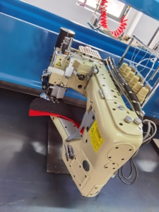 Máquina de Coser Plana de 4 Agujas y 6 Hilos con Brazo Libre ZY620 - Product Image 3