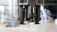 Machines de capsulage de bouteilles en verre semi-automatiques avec structure magnétique machine de capsulage en aluminium pour boissons/soda/vin/bière