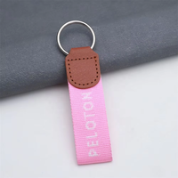 Porte-clés en cuir en forme de goutte d'eau avec logo personnalisé gravé, avec détail riveté pour un branding rustique, cadeaux artisanaux, usage quotidien
