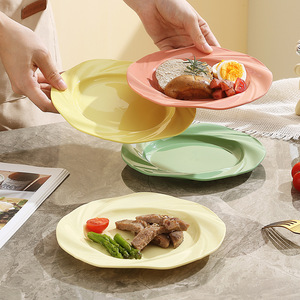 Assiette ronde créative en plastique au design crémeux, idéale pour la maison, les plats de pâtes, les repas occidentaux, les fruits - Product Image 1