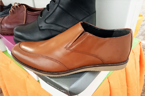 Chaussures habillées en cuir véritable faites à la main en Ouganda pour hommes, à enfiler, pour le bureau, toutes saisons, production quotidienne de 200 à 500 paires - Product Image 3