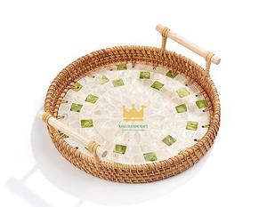 Bandeja y Cesta Redonda Decorativa Hecha a Mano de Ratán y Madreperla, Ecológica, para Almacenamiento en la Cocina, de Vietnam - Product Image 1