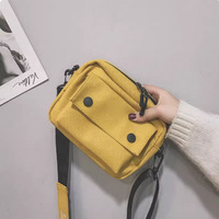 Sac à bandoulière en toile jaune vif tendance avec fermeture éclair et poche, idéal pour organiser facilement les petits objets lors de vos sorties ultra-pratiques