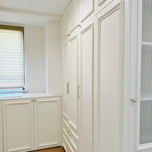 Armadio/Cassettiera su Misura in Legno Massello di Rovere Bianco Laccato Stile Americano, Lusso Leggero Crema Francese, per Villa - Product Image 2