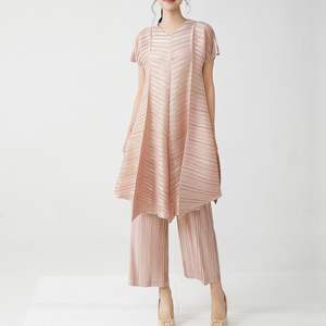 Conjunto de Dos Piezas de Verano para Mujer, Top Texturizado con Cuello de Lazo Casual Dorado Plisado y Pantalones Anchos - Product Image 1