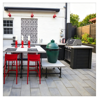 Cuisine extérieure moderne noire VERMONHOUZZ, résistante aux intempéries, avec barbecue intégré, pour hôtel de charme et patio.