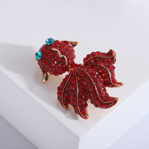 Broche de Carpa Roja de Aleación con Diamantes de Imitación, Estilo Unisex, Accesorio de Moda, Diseño de Animal Versátil - Product Image 2