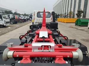 Nouveau camion poubelle diesel de 3 tonnes avec bras de levage à crochet, système roll-on/roll-off, norme d'émission Euro 2 et conteneur compacteur de déchets - Product Image 4