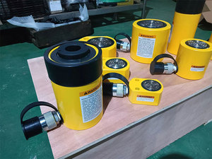 Vérin hydraulique KS-RCH-603 de 60 tonnes avec course de 76 mm et trou central, avec poignée - Product Image 6