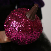 Poupée d'Halloween pour fille en plastique polyester de haute qualité, fabriquée à la main, violette, tenant une citrouille rose, décoration pour usage intérieur, Ningbo