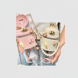 Bouteille d'eau en plastique mignonne avec oreilles de lapin, 580 ml, avec chaîne en métal perlée, à boire directement, portable, unisexe, pour filles et enfants - Product Image 1