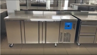 Table de préparation sous comptoir en acier inoxydable 220V avec réfrigérateur et refroidissement par compresseur pour cuisine commerciale
