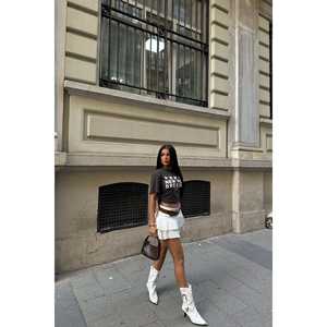 Jupe mini trapèze blanche décontractée d'été, imprimé brodé, taille XS, coupe droite, taille naturelle, en tissu tricoté de soie et élasthanne - Product Image 4