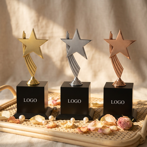Atractivo trofeo de estrella con estética moderna - Product Image 1