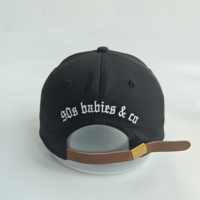 Casquette snapback noire en cuir avec étiquette latérale tissée et broderie 3D personnalisée pour hommes, style urbain, skateboard, hip-hop, usage quotidien et mode.