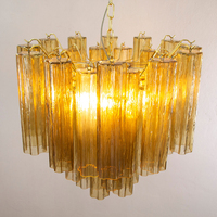 Lustre en verre rose doré de luxe, à plusieurs niveaux, avec abat-jour en cristal à bords festonnés, accents floraux en laiton, éclairage à économie d'énergie