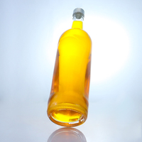 Bouteille à spiritueux ronde moderne de 750 ml en verre, avec épaule inclinée, marquage en relief et col vissé – Qualité supérieure