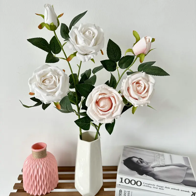 Grosir gaya krim mawar buatan 3 kepala, bahan sutra mawar putih buatan untuk pesta pernikahan ruang tamu fotografi