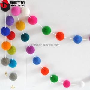 Guirnalda <span class=keywords><strong>de</strong></span> Bolas <span class=keywords><strong>de</strong></span> Pompones Navideñas <span class=keywords><strong>de</strong></span> Fieltro Blanco, Rojo y Verde para Decoración <span class=keywords><strong>de</strong></span> Paredes <span class=keywords><strong>de</strong></span> Habitaciones Infantiles, Decoración Navideña, Directo <span class=keywords><strong>de</strong></span> Fábrica - Product Image 2