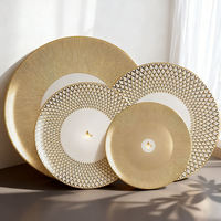 Assiettes à dîner en porcelaine fine de luxe, design géométrique doré, logo fleur à quatre feuilles, vaisselle pour la maison, les hôtels, les banquets