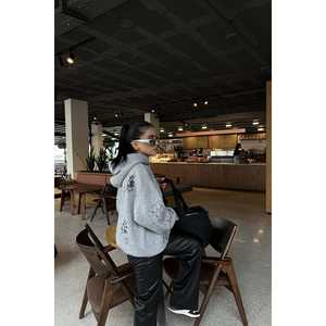 Sweat-shirt et sweat à capuche gris imprimé surdimensionné pour femme - Product Image 1