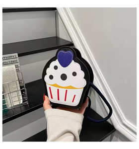 กระเป๋าถือไอศกรีมแฟชั่นสุดสร้างสรรค์สำหรับสาวๆ ปี 2026 น่ารักประดับโบว์ลายการ์ตูนสตรอว์เบอร์รี่ กระเป๋าสะพายข้างผู้หญิงเก๋ไก๋ทันสมัย ทำจากวัสดุ PU ขนาดเล็ก - Product Image 5