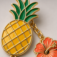 Broche en émail Ananas Hibiscus avec chaîne dorée, Bijou fruit tropical, Broches pour vacances à la plage, Broches en métal personnalisées en gros