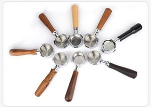 <span class=keywords><strong>Porte</strong></span>-<span class=keywords><strong>filtre</strong></span> sans fond en acier inoxydable compatible <span class=keywords><strong>Delonghi</strong></span> 51 mm avec poignée en bois pour café domestique/professionnel - Product Image 6