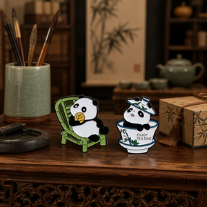 Lot de 2 épingles en émail mignonnes motif panda, design chaise en bambou et tasse à thé, broche culture chinoise, cadeau pour les amateurs de panda et de thé, vente en gros - Product Image 3