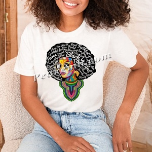 Camiseta con estampado de chica Afro negra personalizada para mujer con diseño de vinilo de transferencia de calor DTF, técnica Hotfix, función lavable - Product Image 2