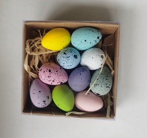 Huevos de plástico coloridos con punto negro para decoración de Pascuas, huevos de Pascua bonitos, venta al por mayor, fabricación de fábrica de huevos más baratos