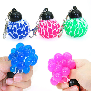 Balle à presser sensorielle en TPR pour enfants, en forme de raisin pailleté, avec porte-clés - Product Image 1