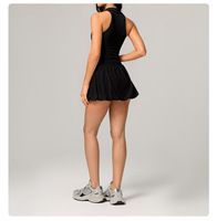 Ensemble jupe de tennis très populaire pour femmes, idéal pour les sports de plein air et le fitness, avec débardeur à col en V profond et jupe de yoga